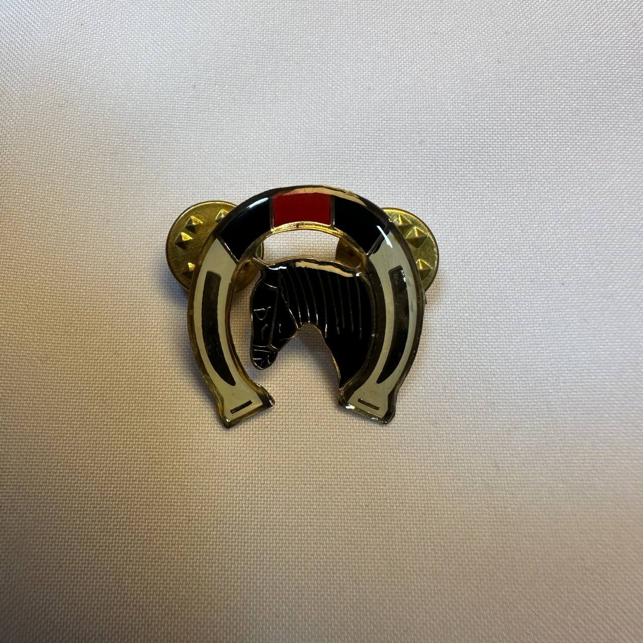 Bing herradura y cabeza de caballo negro