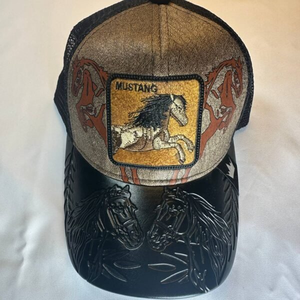Gorra Repuj en maya, color negro, con caqui, bordado de caballo
