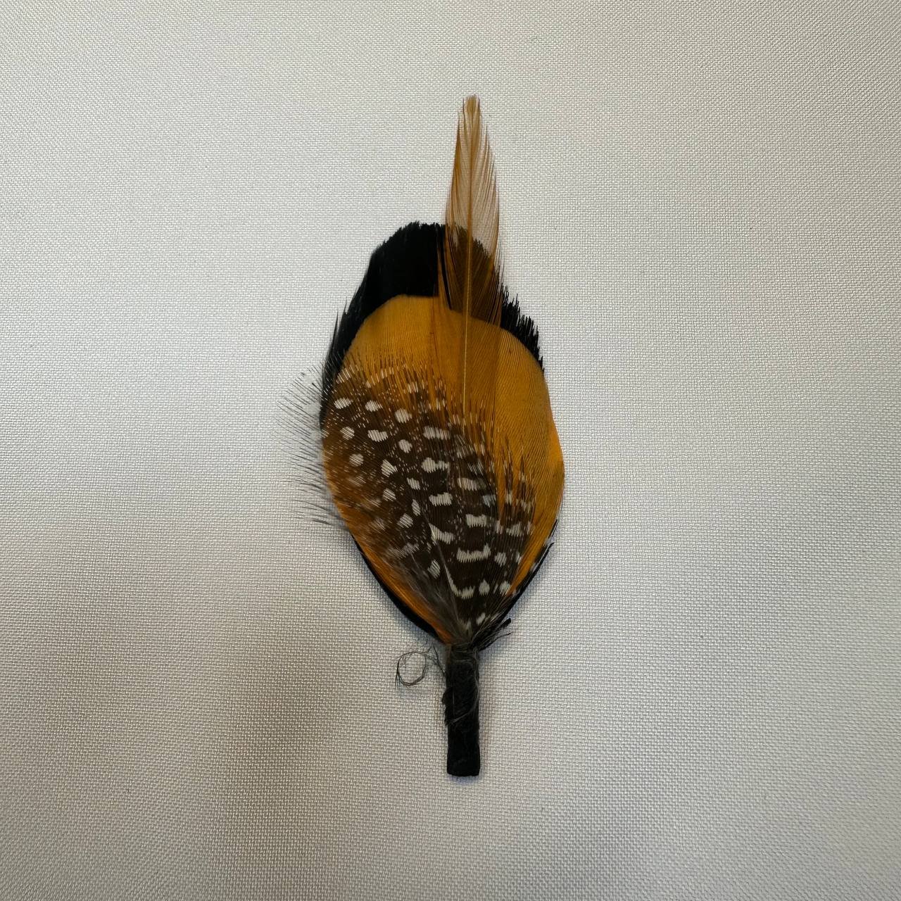 Adorno de Plumas "Llama Dorada"